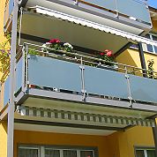 Glasfüllung A+G Metallbau Balkonsysteme Balkonerweiterungen Balkonspezialisten
